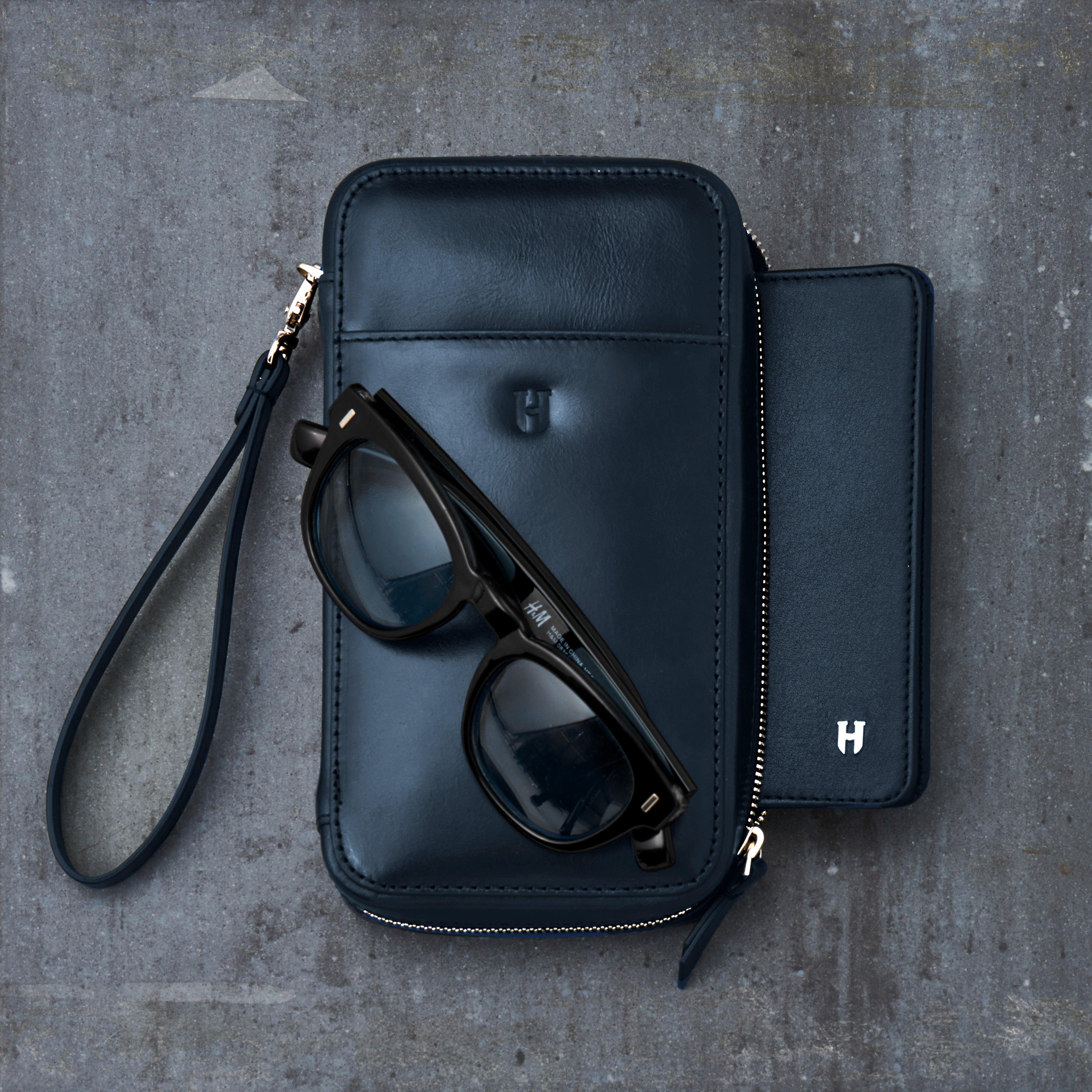 Carlyle Fermuarlı Deri Çanta – Ön Cepli, Bileklikli