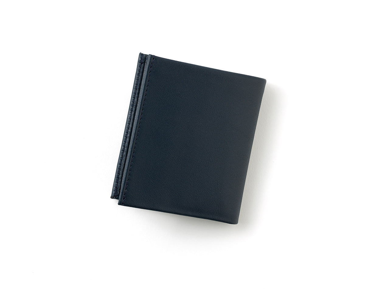 Asil Axel Helmbrook erkek cüzdan, ince deri yapısıyla zarif bir stil sunar.