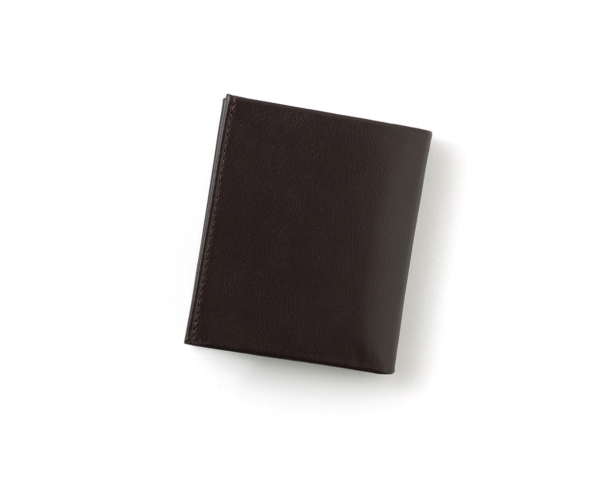 Zarif Axel erkek cüzdan, hakiki deri ve minimal tasarımıyla öne çıkar.