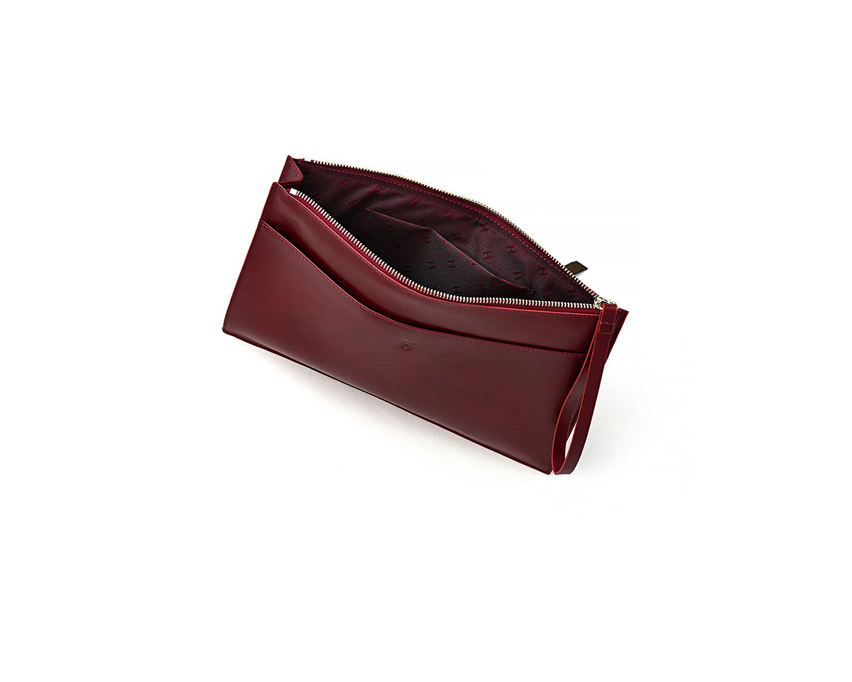 Zarif Helmbrook Beverly çanta, kadınlar için özel tasarlanmış şık deri detaylara sahiptir.