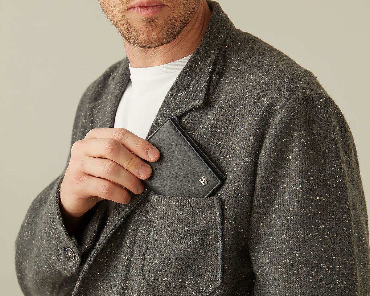 El yapımı deri RFID korumalı erkek çok bölmeli kartlıklı cüzdan, el işçiliği ve işlevselliğiyle öne çıkar.