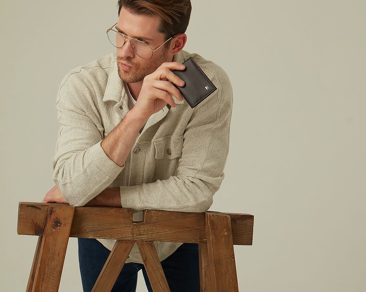 Erkek deri RFID korumalı el yapımı çok bölmeli cüzdan, dayanıklı ve zarif bir tasarıma sahiptir.