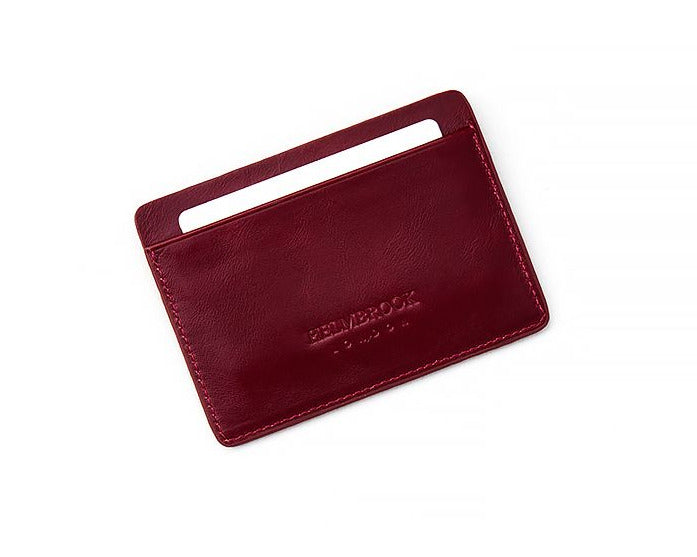 Estetik ve zarif el yapımı RFID korumalı kartlık, şıklığı ve güvenliği bir araya getirir.