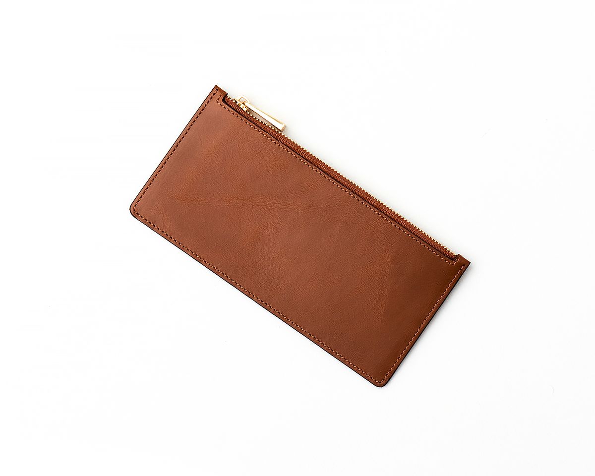 Kullanışlı ve şık tasarımıyla fermuarlı deri cüzdanı tercih edin.