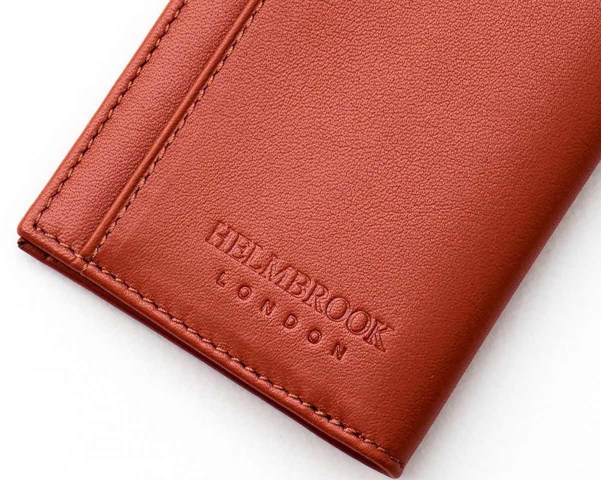 Güvenilir RFID korumalı el yapımı deri erkek cüzdan, şık tasarımıyla dikkat çeker.