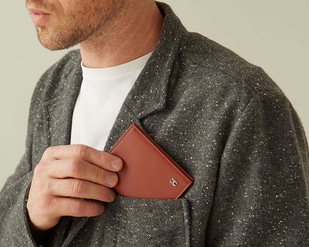 Hakiki deri RFID korumalı kartlıklı çok bölmeli erkek cüzdan, güvenilir ve şık bir tasarıma sahiptir.