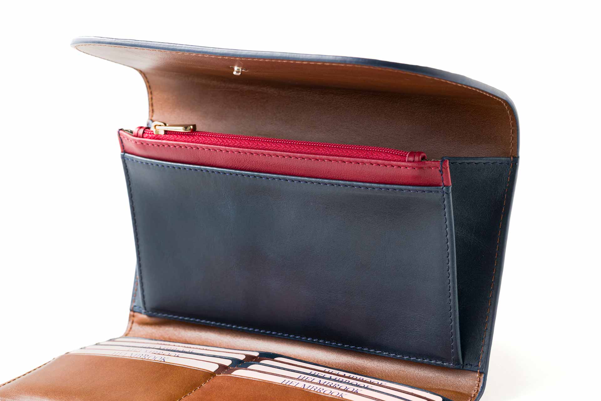 Helmbrook kalitesiyle tasarlanan Charlotte kadın el yapımı deri cüzdan, zarafeti temsil ediyor.