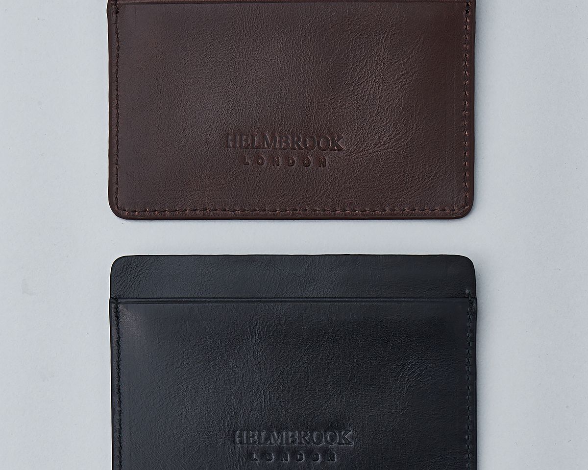 Helmbrook deri el yapımı kartlık, zarif tasarımıyla şık bir görünüm sunar.