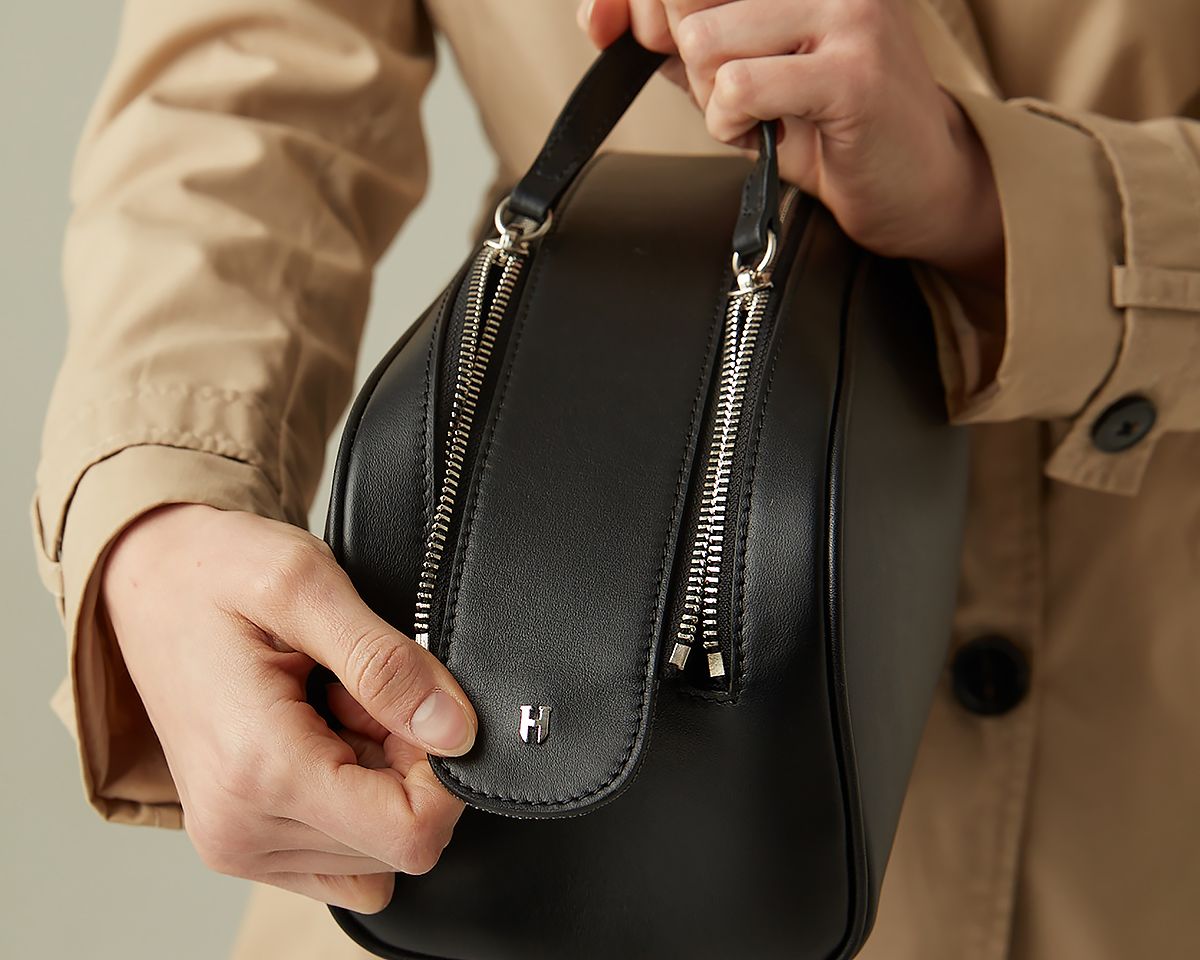 Helmbrook gerçek deri seyahat makyaj çantası, zarif ve dayanıklı bir tasarıma sahiptir.