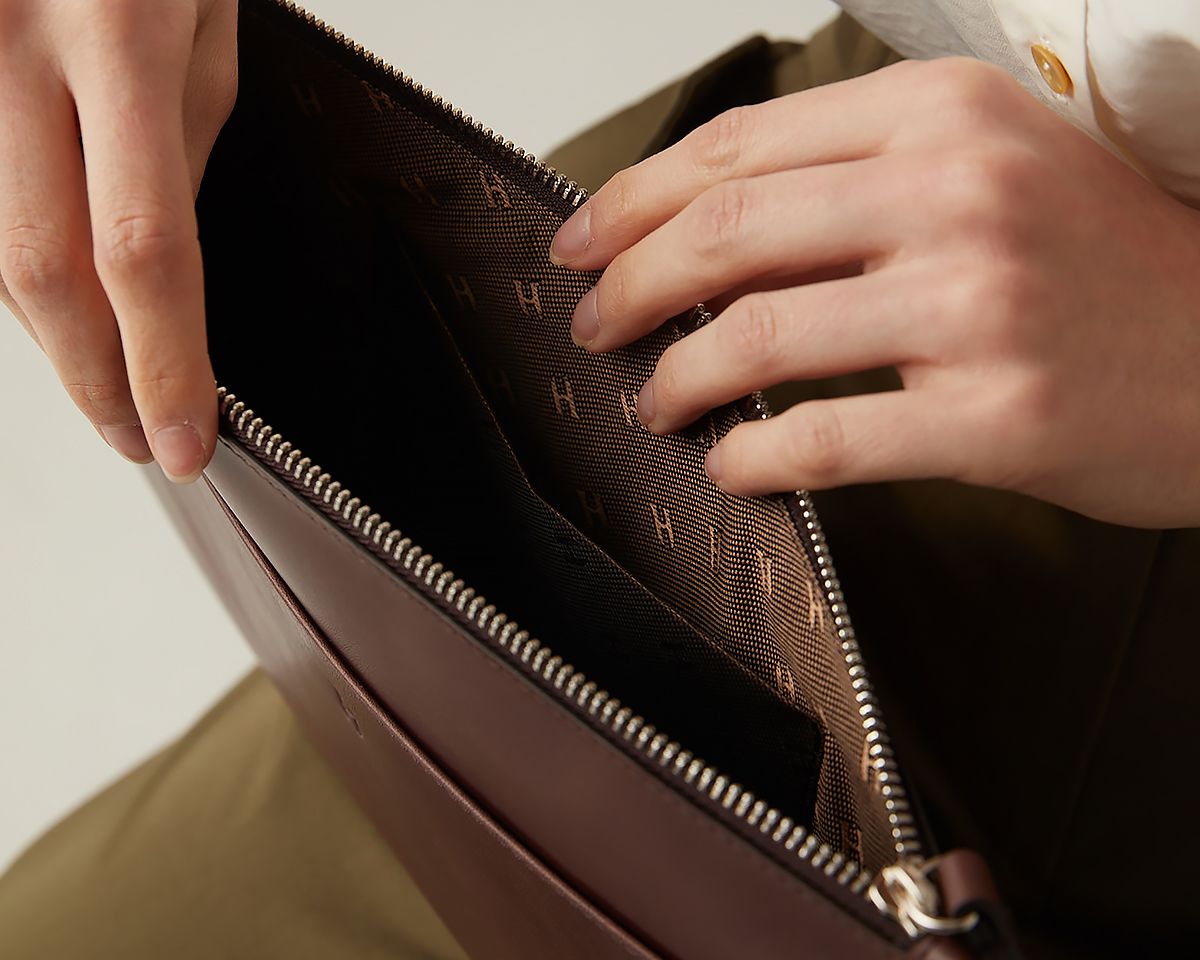 Kadın deri portföy çanta modelleri, stilinizi tamamlayacak zarif detaylar içerir.