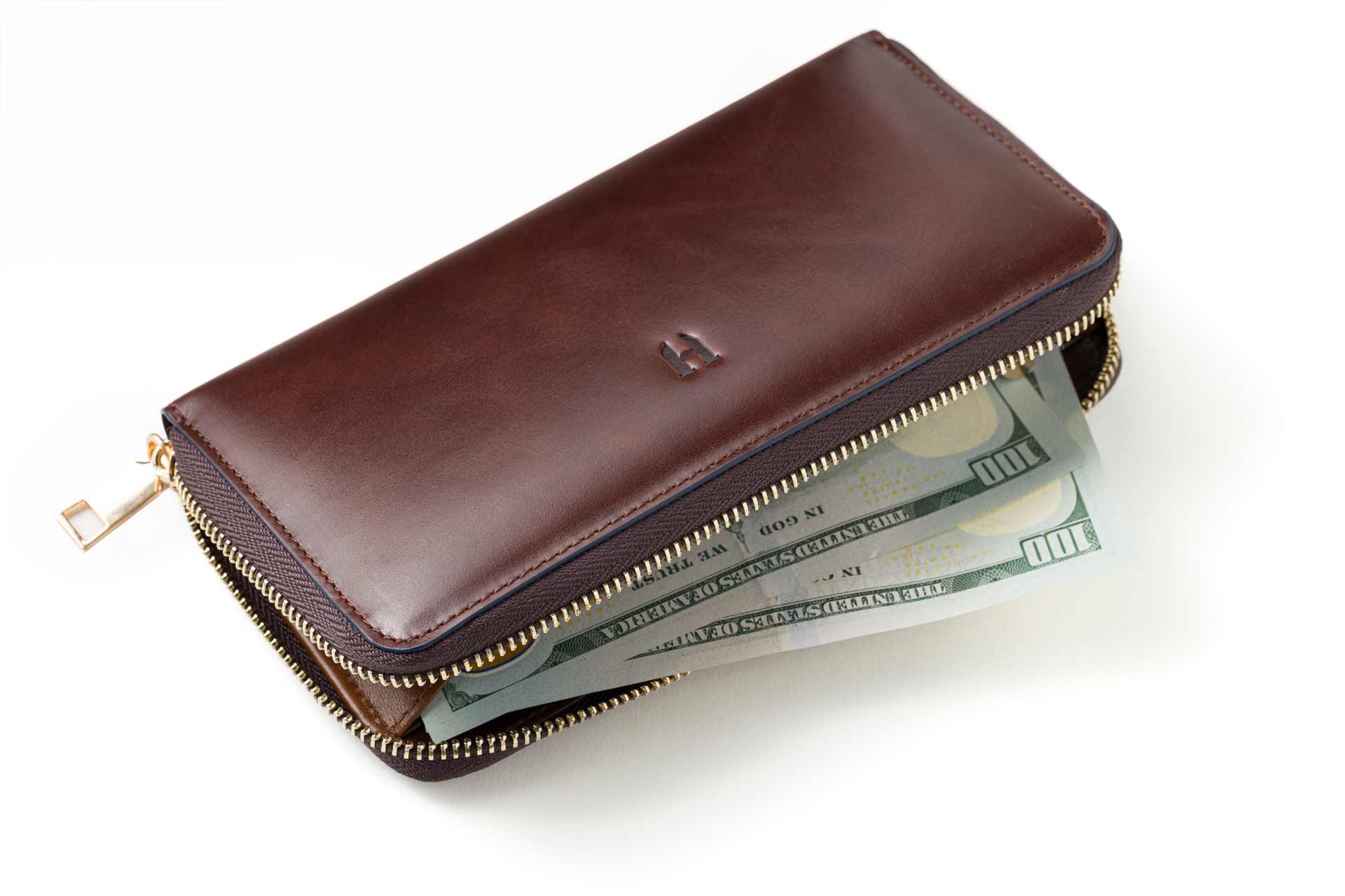 Lüks deri, fermuarlı RFID korumalı kadın cüzdanı, güvenli ve şık bir tercih.