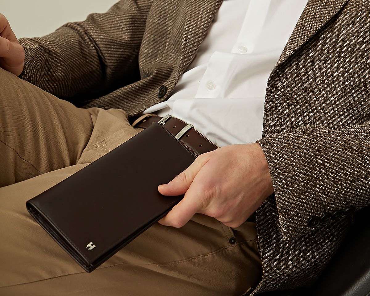 Lüks hakiki deri erkek çok bölmeli seyahat cüzdanı, zarafet ve işlevselliği buluşturur.