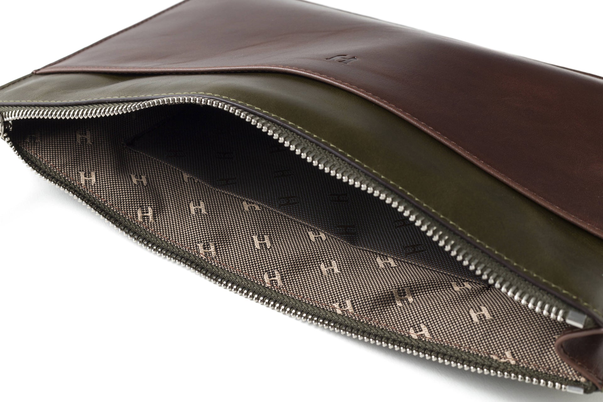 Lüks kadın çanta, haki deri ve RFID korumalı özellikleriyle şıklığı ve güveni birleştirir.