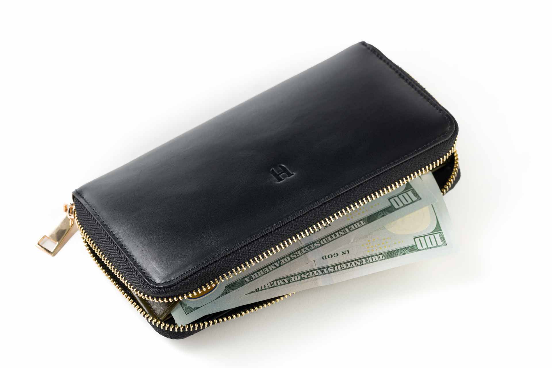 RFID korumalı deri, fermuarlı kadın cüzdanı, pratik ve şık bir seçenek.