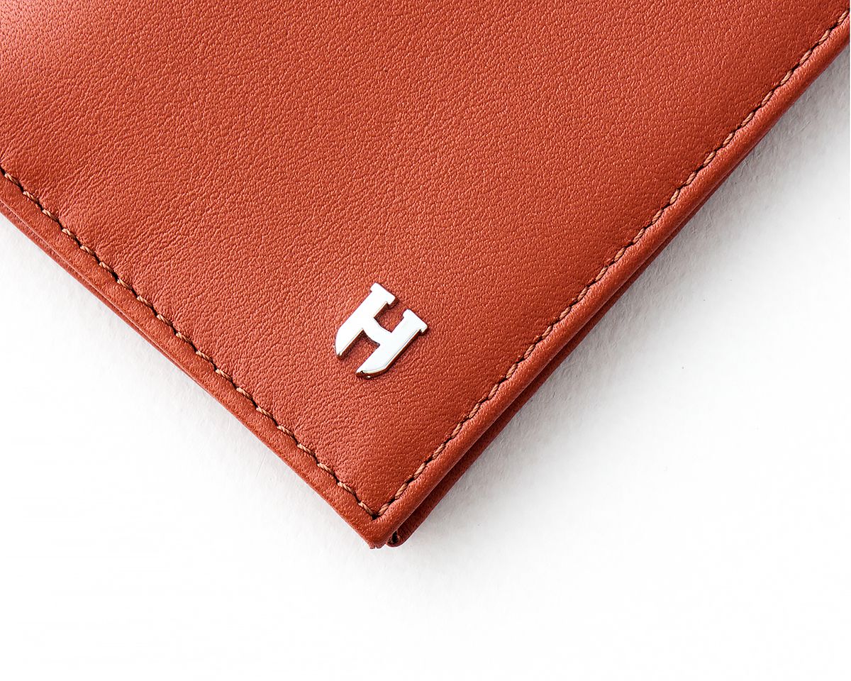 Townsend lüks deri RFID korumalı çok bölmeli kartlıklı cüzdan, stil ve işlevsellik sunar.