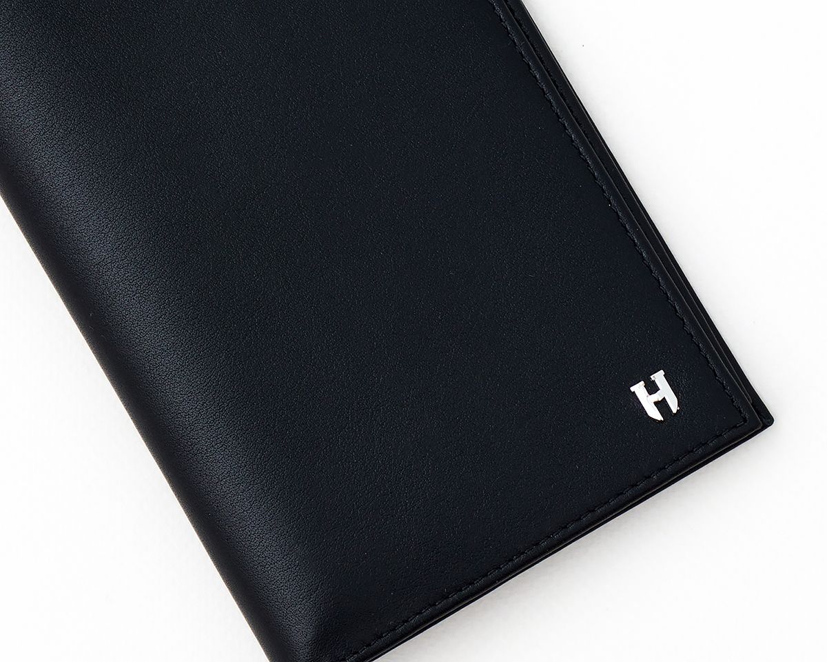 Tripp hakiki deri çok bölmeli RFID korumalı seyahat cüzdanı, düzen ve güvenliği bir araya getirir.