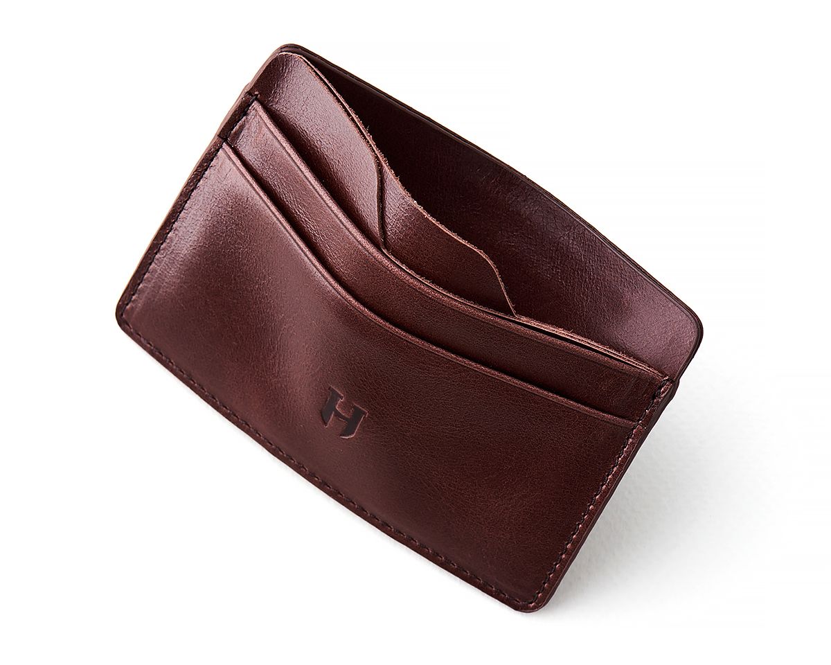 Helmbrook’un zarif el yapımı deri kartlığı, kaliteli ve estetik bir dokunuş sunar.