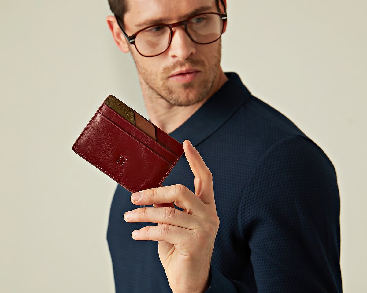 Helmbrook el yapımı kartlık, zarif tasarımı ve asaletiyle ön plana çıkar.