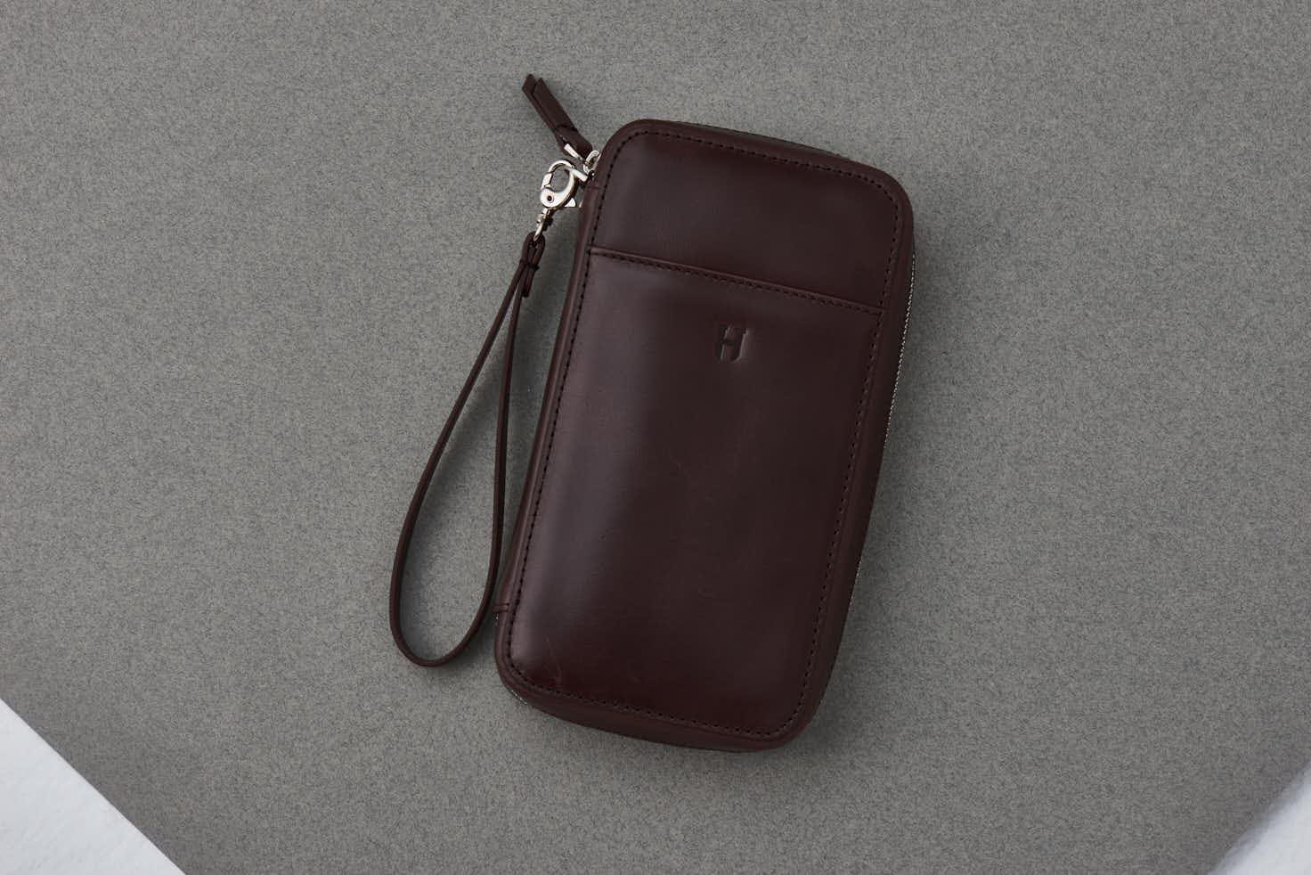 Carlyle Fermuarlı Deri Çanta – Ön Cepli, Bileklikli