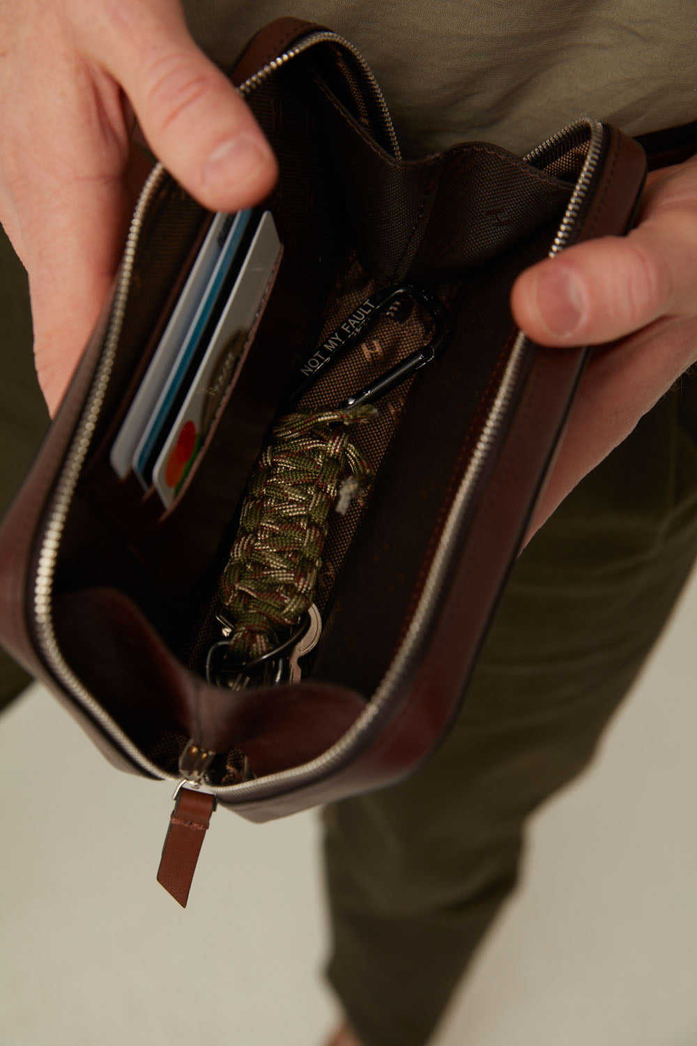 Carlyle Fermuarlı Deri Çanta – Ön Cepli, Bileklikli