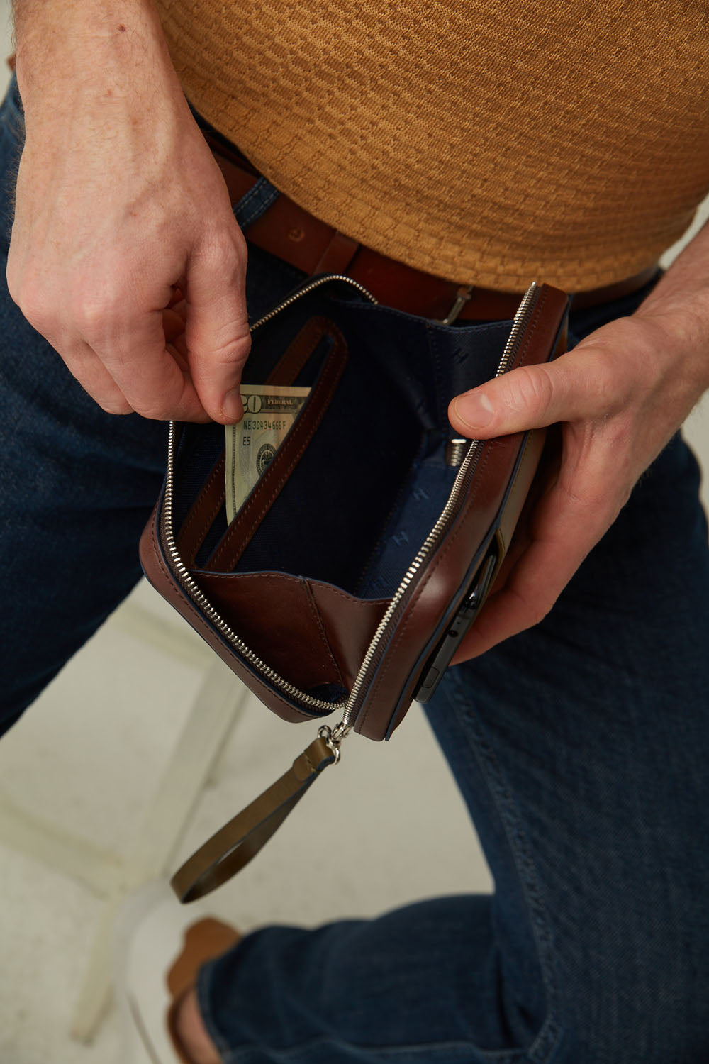 Carlyle Fermuarlı Deri Çanta – Ön Cepli, Bileklikli