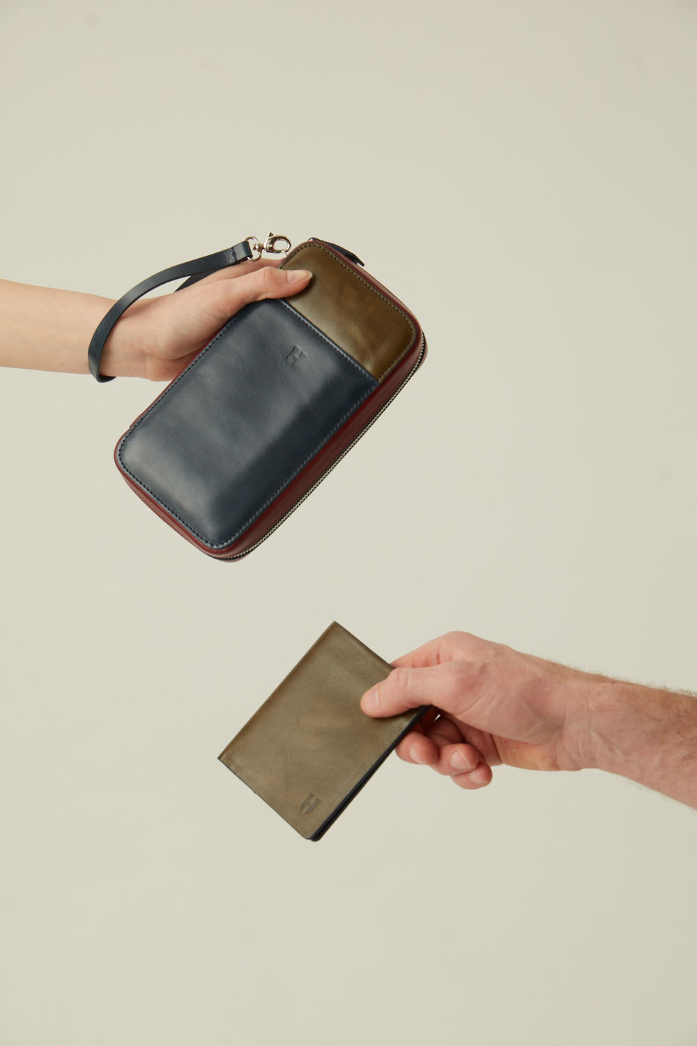 Carlyle Fermuarlı Deri Çanta – Ön Cepli, Bileklikli