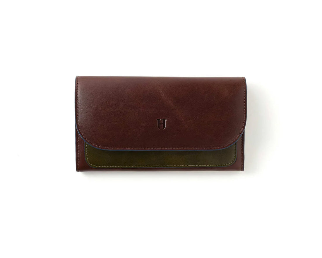 Charlotte RFID korumalı deri cüzdan, kadınlar için hem şık hem güvenli bir alternatiftir.