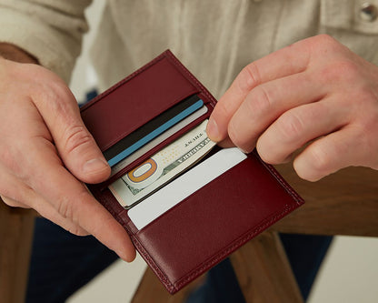 Dayanıklı RFID korumalı erkek deri kartlıklı cüzdan, uzun ömürlü ve şık bir kullanım sağlar.