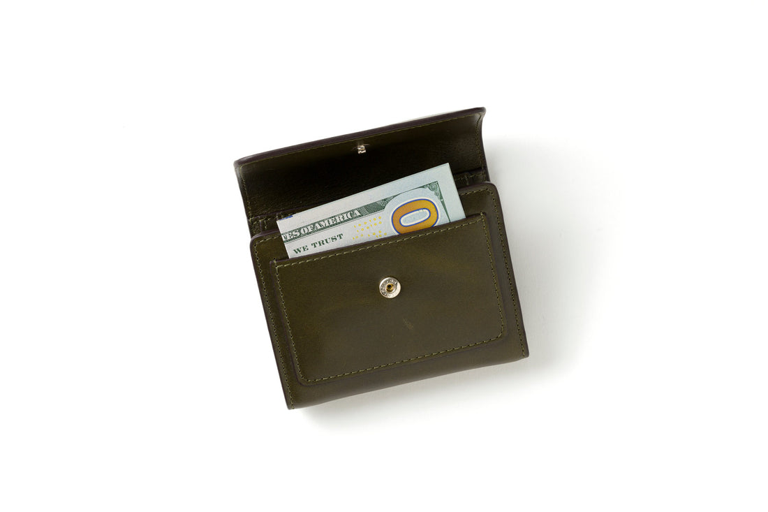 Güvenilir RFID korumalı Eleanor kadın deri cüzdan şık ve pratik bir seçenek.