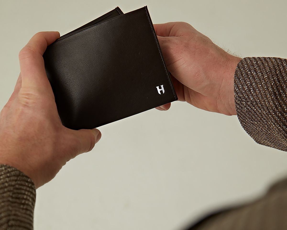 Güvenilir RFID korumalı hakiki deri erkek çok bölmeli cüzdan, işlevsellik ve güvenliği sunar.