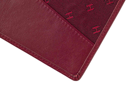 Kullanışlı RFID korumalı el yapımı deri pasaport kılıfı, güvenli ve pratik kullanım sağlar.