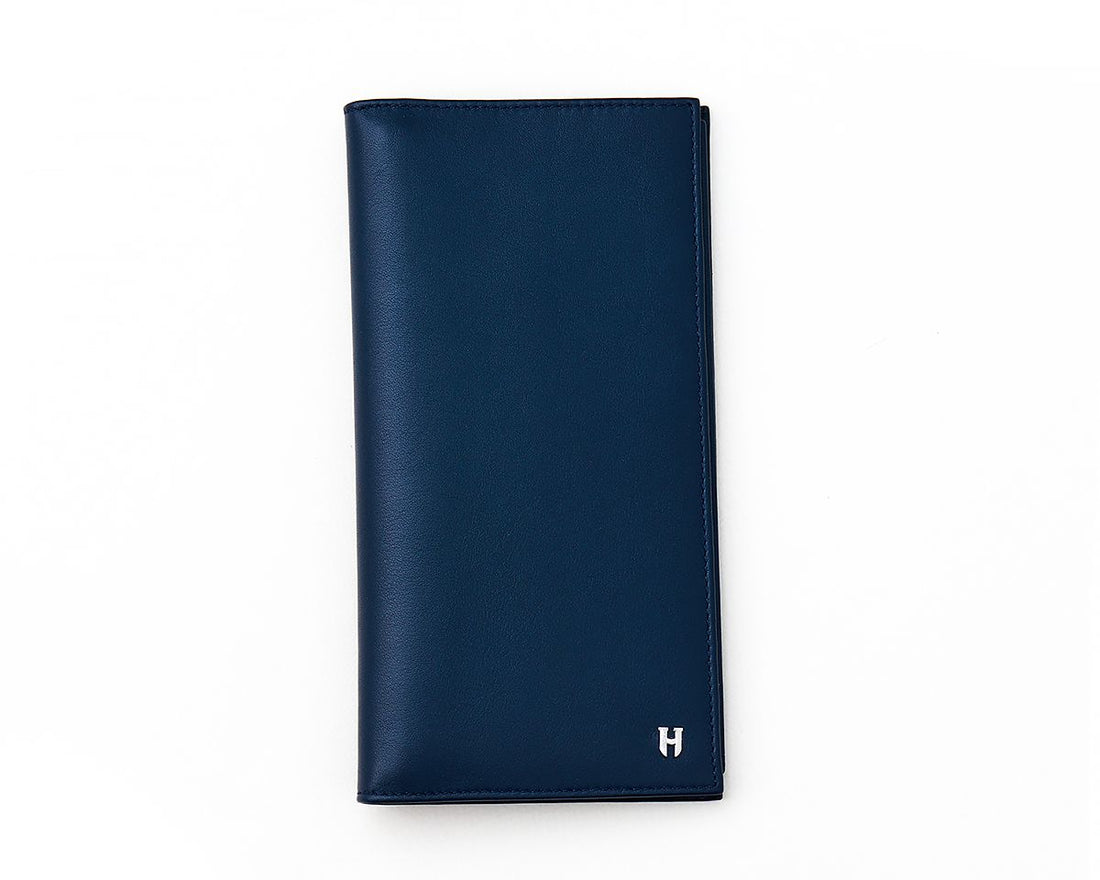 Lüks deri RFID korumalı çok bölmeli seyahat cüzdanı, seyahatlerinizde güvenliği ve düzeni sağlar.