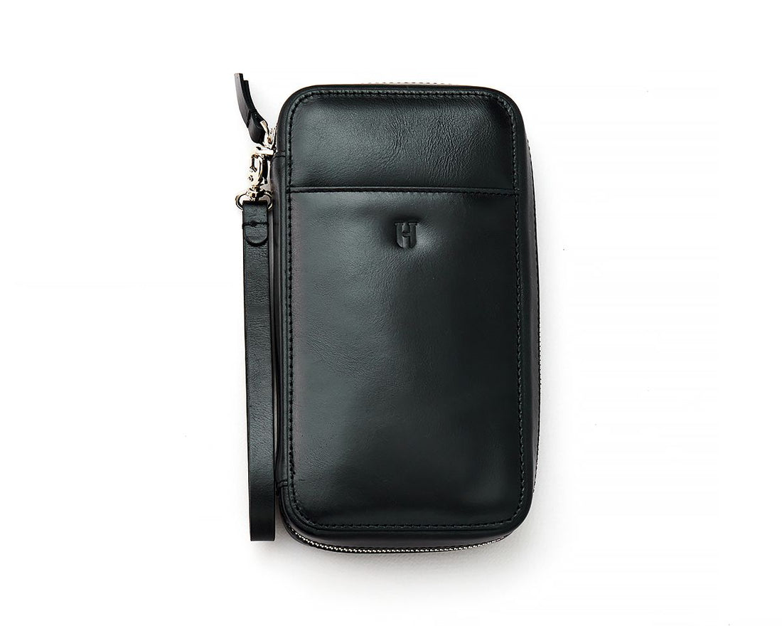 Ön cepli fermuarlı bileklikli Carlyle çanta, kullanışlı ve şık bir seçenektir.